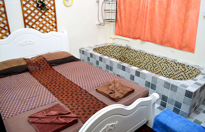 Custom-made bath at Bangkok Passion, Sukhumvit Soi 22