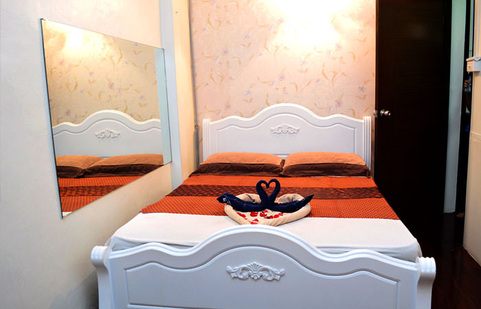 King-size massage bed at Bangkok Passion, Sukhumvit Soi 22